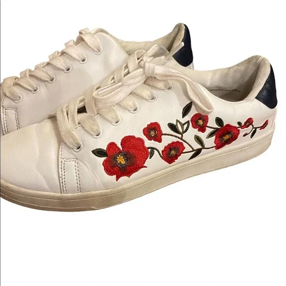 Target white sneakers with red floral embroidery on the sides - Ladies 9 - Picture 3 of 6